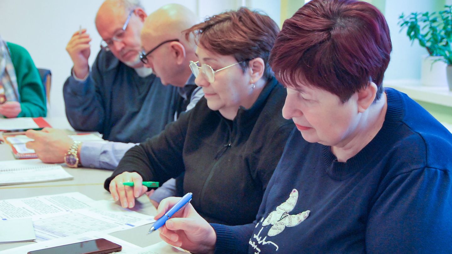 Pauken für die Integration: Ukrainer lernen Deutsch. (Archivbild) Foto: Anja Sokolow/dpa-Zentralbild/dpa