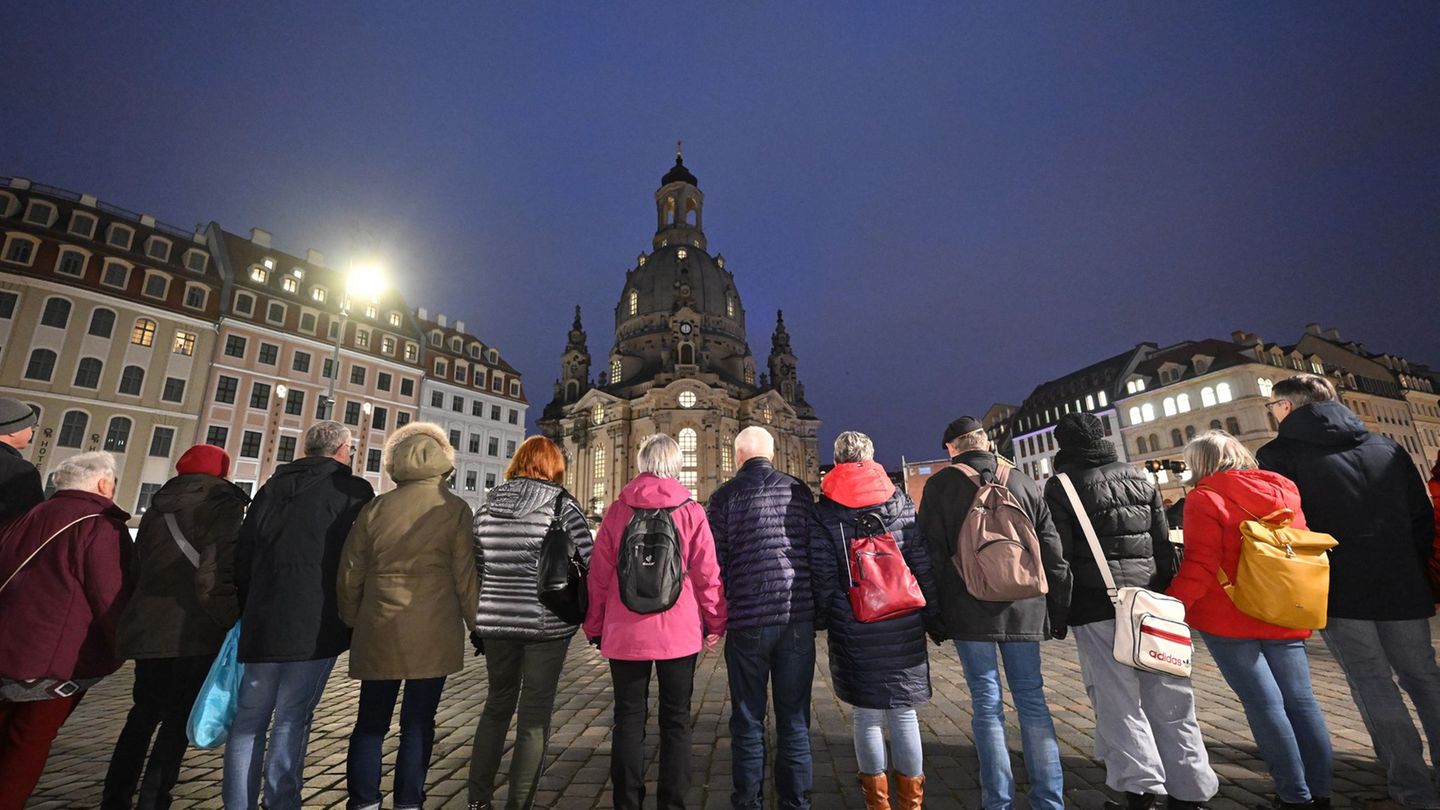 Auch in diesem Jahr wollen Tausende Menschen beim Dresden-Gedenken ein Zeichen gegen Krieg, Gewalt und Zerstörung setzen (Archiv