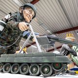 Motivwagen: Alte Frau mit Bundeswehruniform und einem Panzer