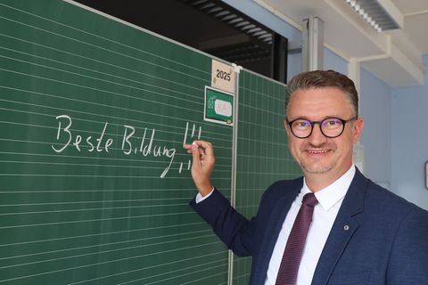 Thüringens Bildungsminister Christian Tischner (CDU) hat neue Lehrpläne für das neue Schuljahr angekündigt. (Archivbild) Foto: B