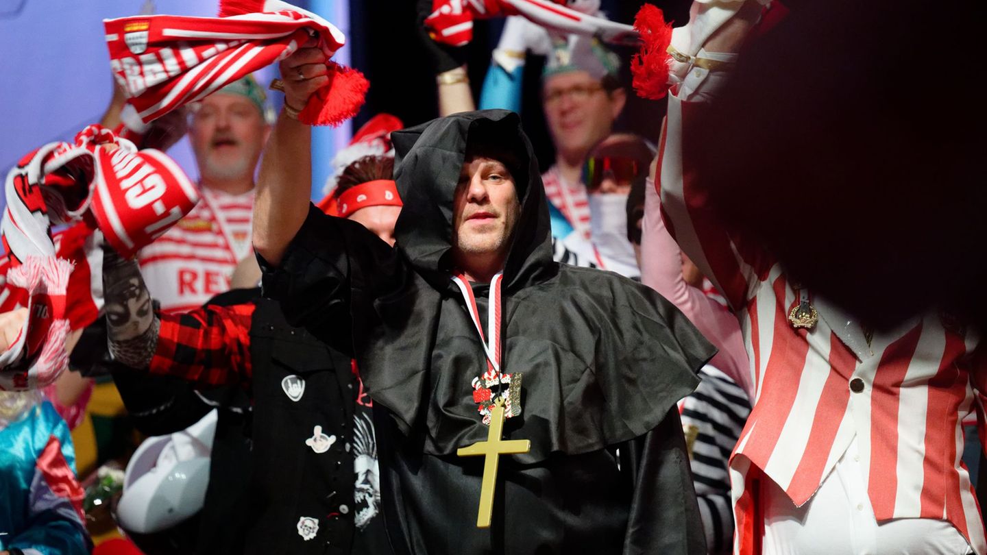 Trainer Lukas Kwasniok hatte sich für die Karnevalssitzung des 1. FC Köln am vergangenen Dienstag als Mönch verkleidet. Foto: He