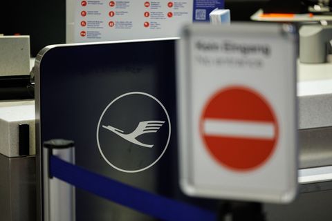 Geschlossener Lufthansa Schalter am Frankfurter Flughafen. Foto: Hannes P. Albert/dpa