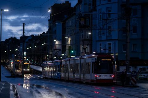 In einer Stadtbahn in Dortmund attackierte ein laut telefonierender Mann einen anderen Fahrgast. (Symbolbild) Foto: Bernd Thisse