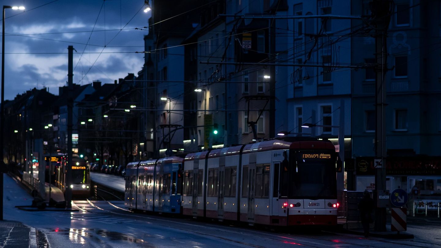 In einer Stadtbahn in Dortmund attackierte ein laut telefonierender Mann einen anderen Fahrgast. (Symbolbild) Foto: Bernd Thisse