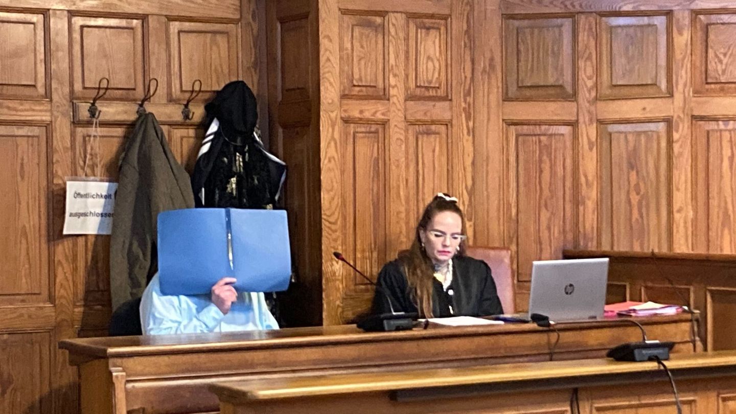 Der Angeklagte räumte die Taten teilweise ein. Foto: Mirjam Uhrich/dpa