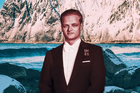 Kollage: Lofoten im Hintergrund und Marius Borg Høiby im Anzug im Vordergrund