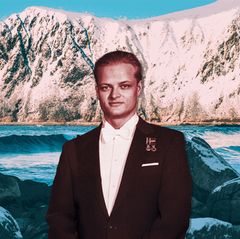 Kollage: Lofoten im Hintergrund und Marius Borg Høiby im Anzug im Vordergrund