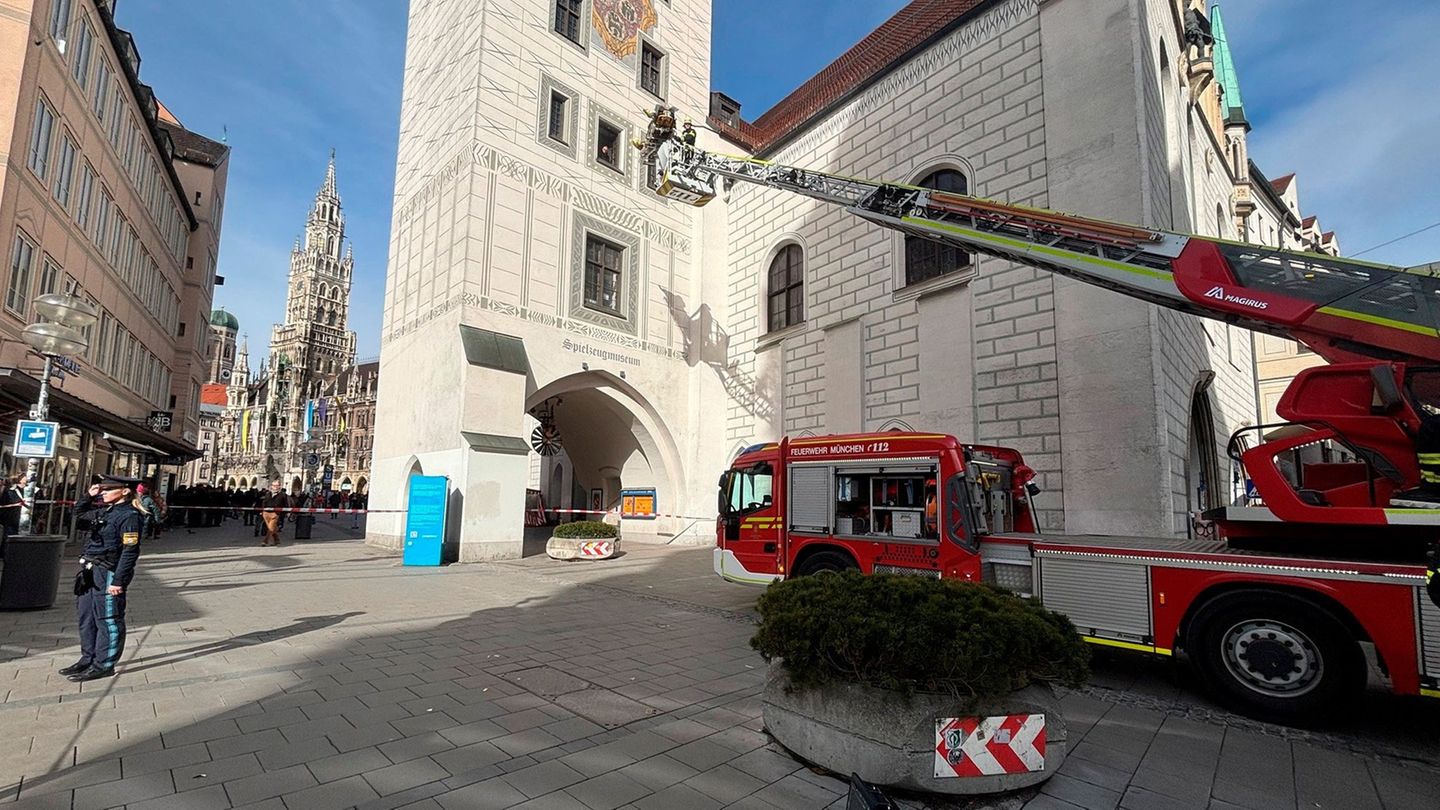 Nach der Rettung mit der Drehleiter kam der Mann in eine Klinik. Foto: -/Berufsfeuerwehr München/dpa