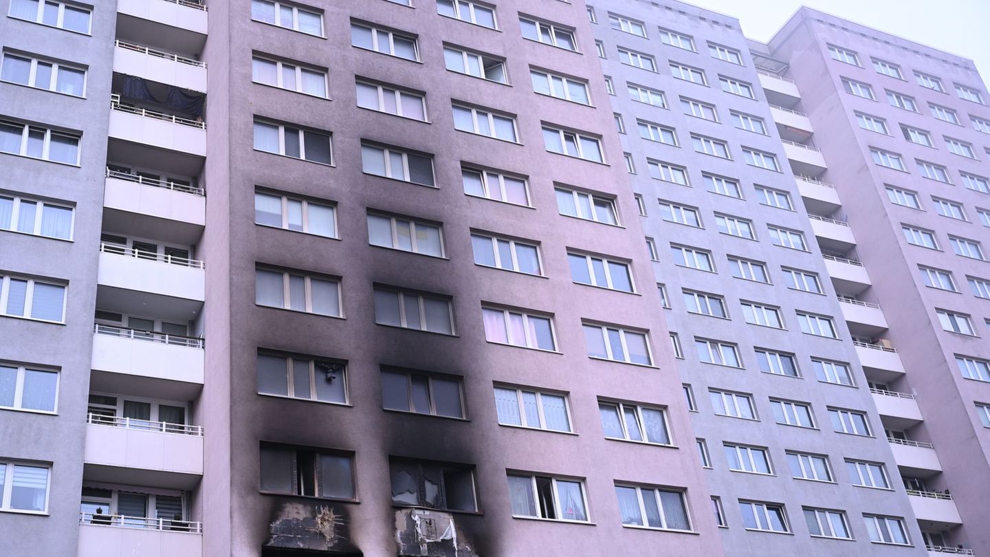 Am Tag danach ist die verrußte Fassade zu sehen. Foto: Markus Lenhardt/dpa