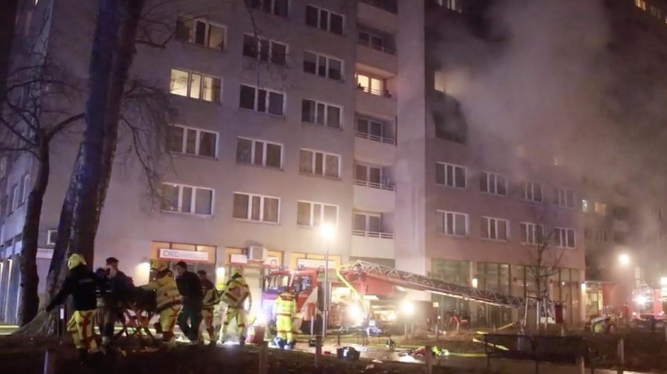 In Berlin brennt ein Hochhaus.