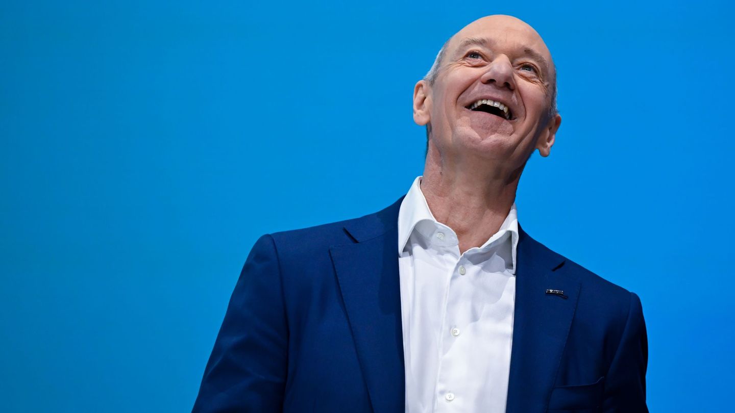 Siemens-Chef Roland Busch hat Grund zur Freude: Geschäftszahlen und Aktienkurs entwickeln sich gut. Foto: Sven Hoppe/dpa
