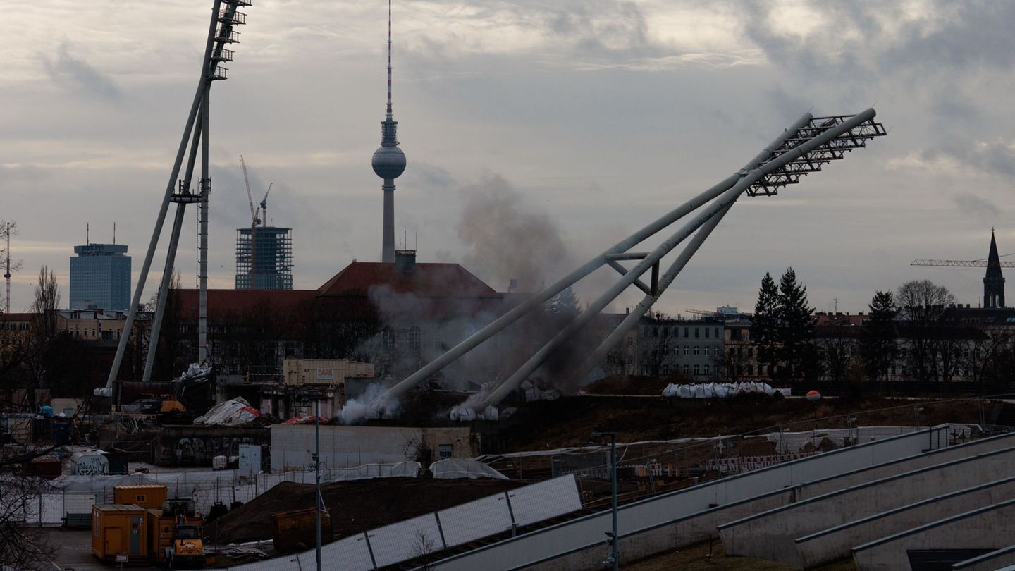 Die beiden östlichen Flutlichtmasten wurden gesprengt. Foto: Carsten Koall/dpa