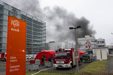 Nach dem Feuer am GSI können Ermittler den Brandort noch immer nicht betreten. (Archivbild) Foto: Boris Roessler/dpa