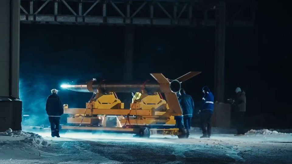 Die Hyperschallrakete auf einem gelben Transportwagen