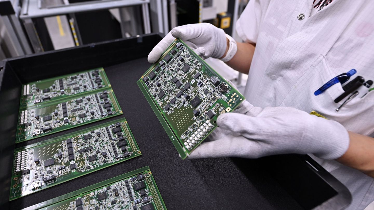 Vor allem der Absatz von Unternehmen, die elektrische Ausrüstungen produzieren, stieg kräftig. (Symbolbild) Foto: Martin Schutt/