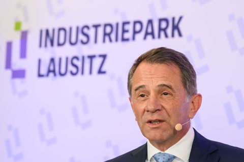 Der Vorsitzende der Geschäftsführung der BASF InfraService & Solutions Lausitz GmbH, Jürgen Fuchs, kündigt eine Neuansiedlung im