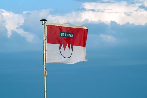 Die Franken haben eine eigene Flagge - und ein eigenes Frankenlied. Darüber entbrennt nun Streit. (Symbolbild) Foto: Pia Bayer/d