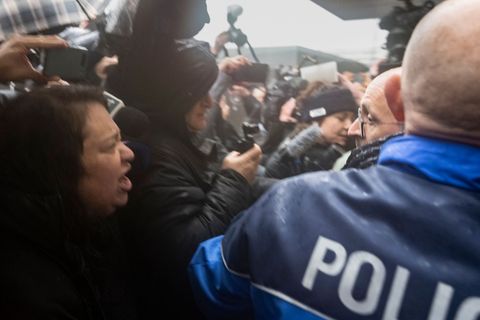 Angehörige von Opfern beschimpfen die Barbesitzer der als Mörder. Foto: Alessandro Della Valle/KEYSTONE/dpa