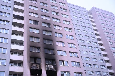 Am Tag danach ist die verrußte Fassade zu sehen. Foto: Markus Lenhardt/dpa