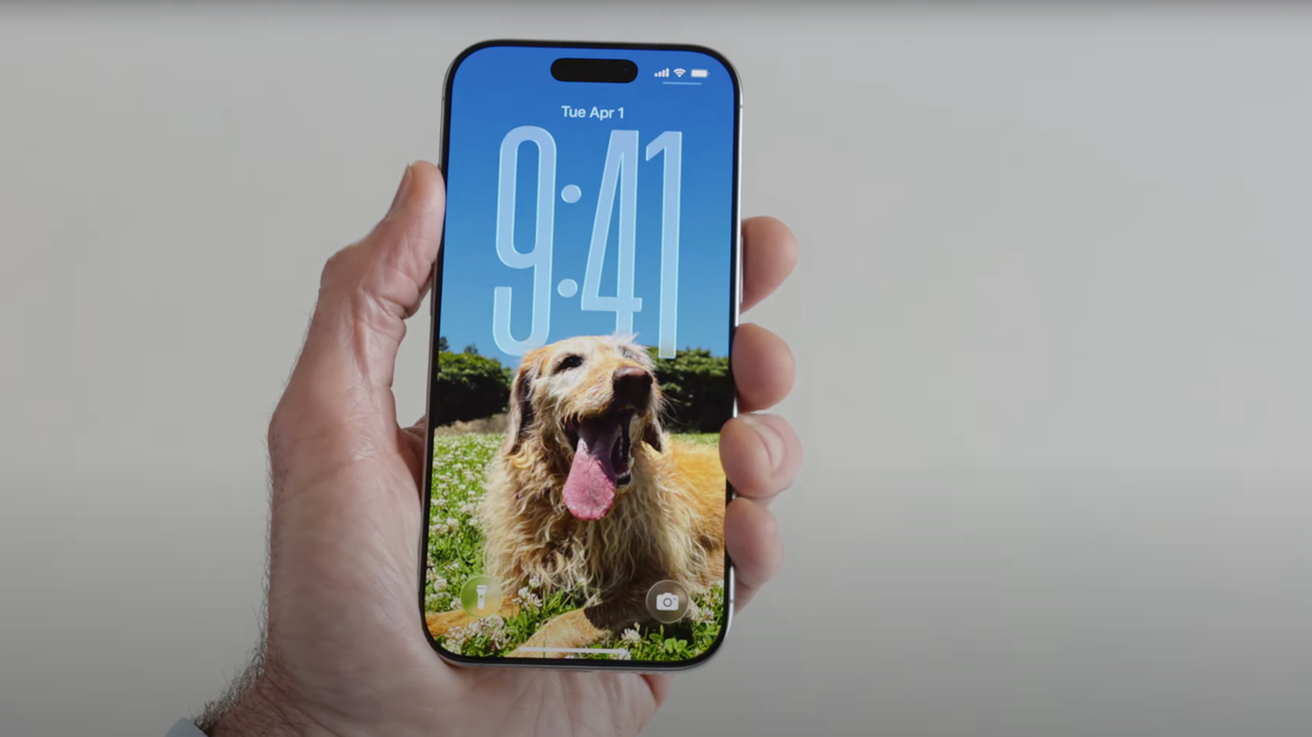 Bei der WWDC 2025 hält Craig Federighi ein iPhone 16 Pro mit iOS 26 in die Kamera, nun ist Version iOS 26.2 erschienen