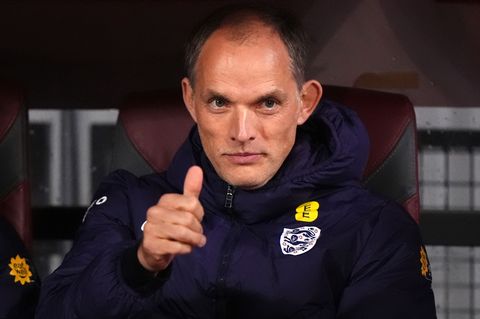 Daumen hoch: Thomas Tuchel hat einen neuen Vertrag in England unterschrieben. (Archivbild) Foto: Bradley Collyer/PA Wire/dpa