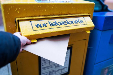 Das Liebesbriefarchiv in Koblenz bietet Vertonungen von herzerfüllten Nachrichten. (Symbolbild) Foto: Alicia Windzio/dpa
