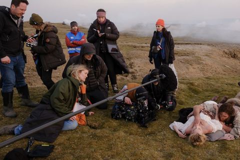 Emerald Fennell (links) und ihre Hauptdarsteller Margot Robbie und Jacob Elordi bei den Dreharbeiten zu "Wuthering Heights".