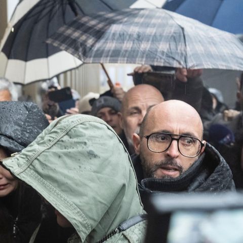 Verzweifelte Angehörige bedrängen die Betreiber der Bar "Le Constellation" in Crans-Montana auf dem Weg zum Staatsanwalt