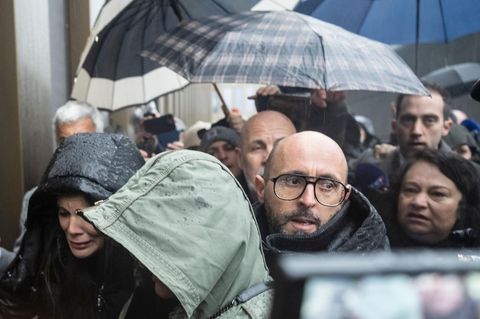 Verzweifelte Angehörige bedrängen die Betreiber der Bar "Le Constellation" in Crans-Montana auf dem Weg zum Staatsanwalt