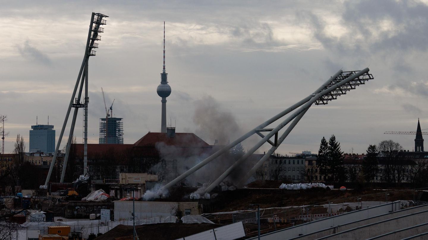 Berlin, Deutschland. Im Prenzlauer Berg wird der Friedrich-Ludwig-Jahn-Sportpark zu einem inklusiven Sportpark umgebaut. Dafür müssen auch die markanten Lichtmasten weichen – per Sprengung.