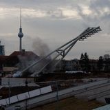 Berlin, Deutschland. Im Prenzlauer Berg wird der Friedrich-Ludwig-Jahn-Sportpark zu einem inklusiven Sportpark umgebaut. Dafür müssen auch die markanten Lichtmasten weichen – per Sprengung.