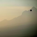 Kajiado, Kenia. Während vor allem im Norden Deutschlands der Winter zurückkehrt, gleiten Heißluftballons vor der Kulisse des Kilimandscharo, Afrikas höchstem Berg, im Amboseli-Nationalpark in Kajiado durch etwa 29 Grad warme Luft. Wer träumt sich da nicht in einen Urlaub in wärmeren Gefilden?