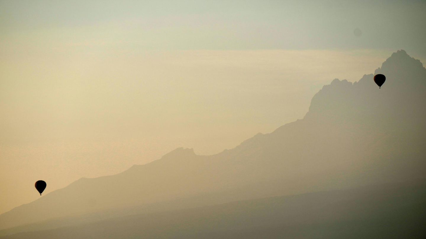 Kajiado, Kenia. Während vor allem im Norden Deutschlands der Winter zurückkehrt, gleiten Heißluftballons vor der Kulisse des Kilimandscharo, Afrikas höchstem Berg, im Amboseli-Nationalpark in Kajiado durch etwa 29 Grad warme Luft. Wer träumt sich da nicht in einen Urlaub in wärmeren Gefilden?