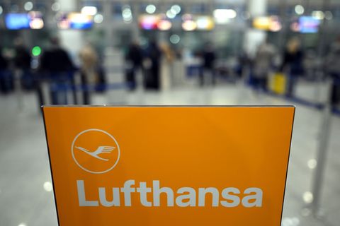 Am Flughafen Düsseldorf fielen am Donnerstag durch die Streiks 12 von 13 Flügen aus. Foto: Federico Gambarini/dpa