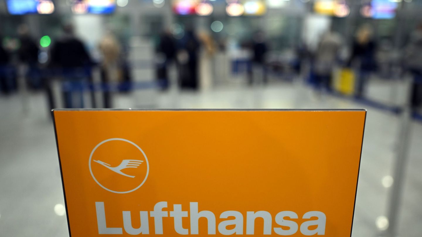 Am Flughafen Düsseldorf fielen am Donnerstag durch die Streiks 12 von 13 Flügen aus. Foto: Federico Gambarini/dpa