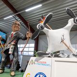 Motivwagen: Pistorius schießt Drohne mit Pfeil und Bogen ab