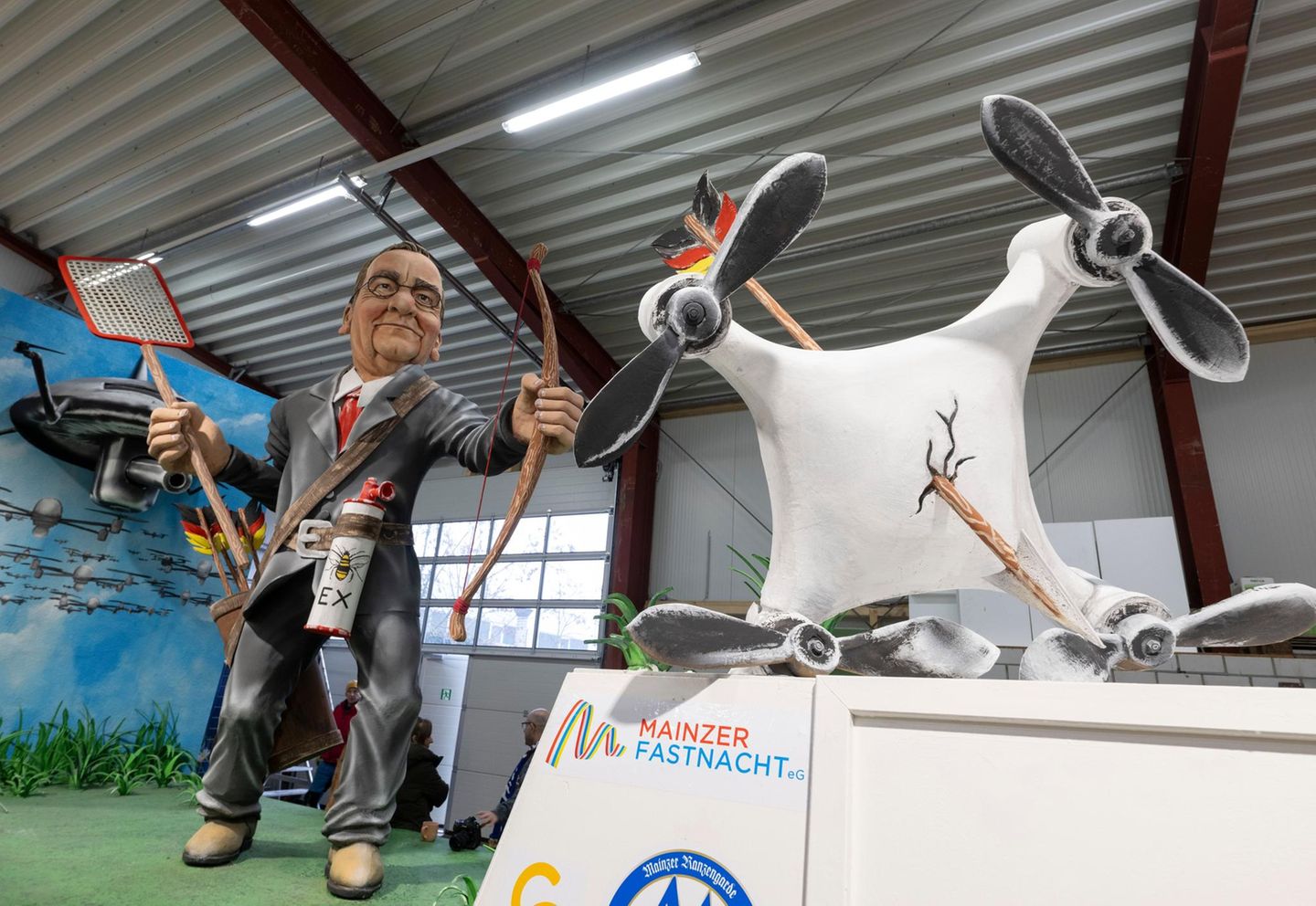 Motivwagen: Pistorius schießt Drohne mit Pfeil und Bogen ab