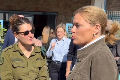 Bundestagspräsidentin Julia Klöckner (r.) mit israelischen Soldatinnen vor ihrem Besuch im Gazastreifen