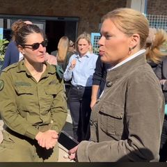 Bundestagspräsidentin Julia Klöckner (r.) mit israelischen Soldatinnen vor ihrem Besuch im Gazastreifen