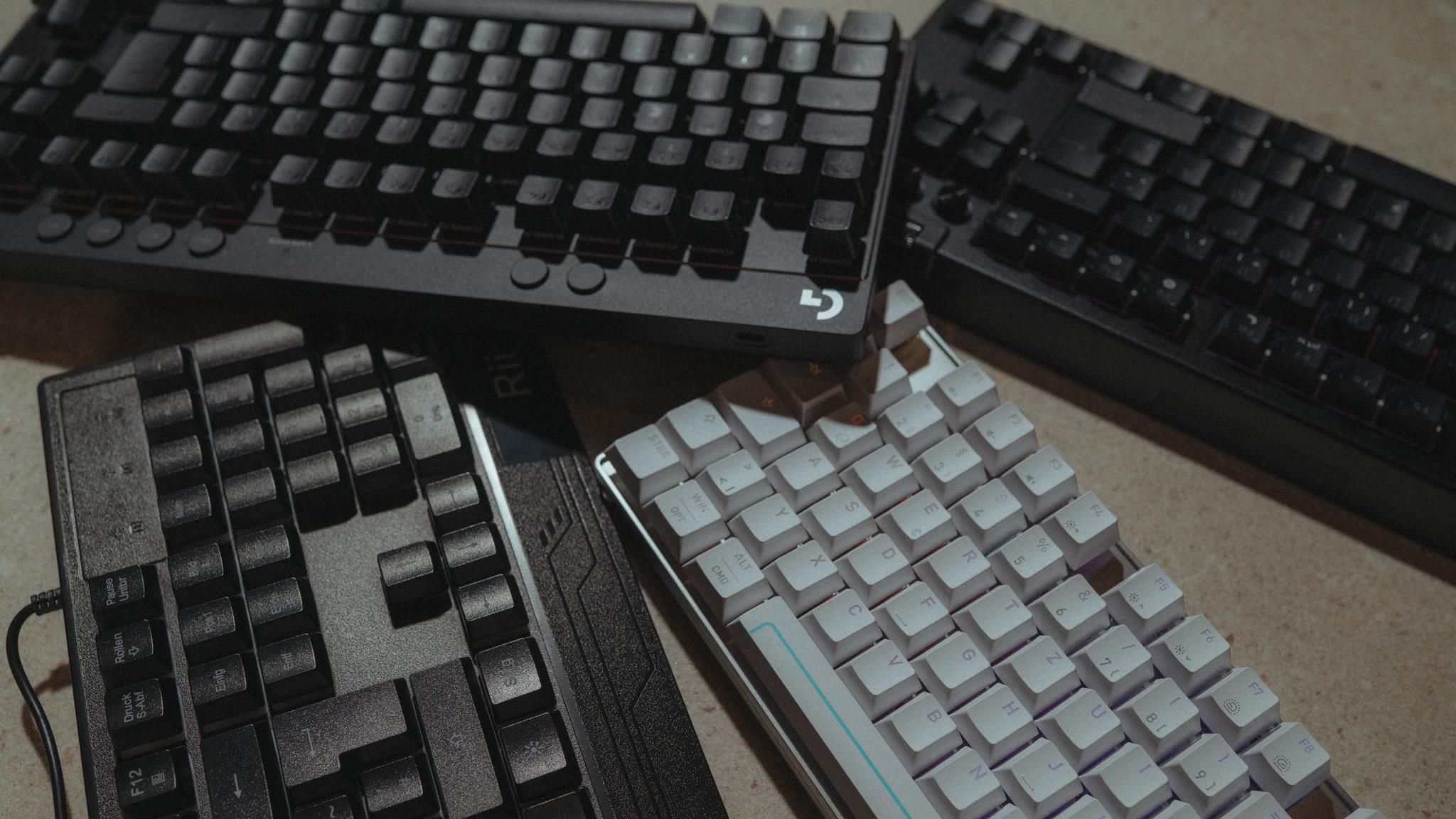Gaming-Tastaturen im Test: Vier Modelle liegen auf einem Tisch