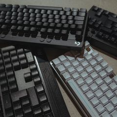 Gaming-Tastaturen im Test: Vier Modelle liegen auf einem Tisch