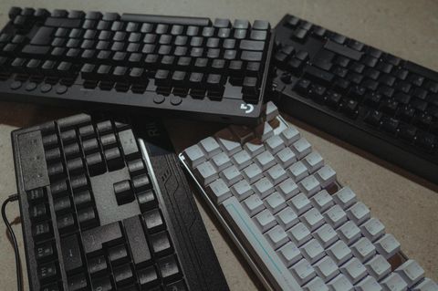 Gaming-Tastaturen im Test: Vier Modelle liegen auf einem Tisch
