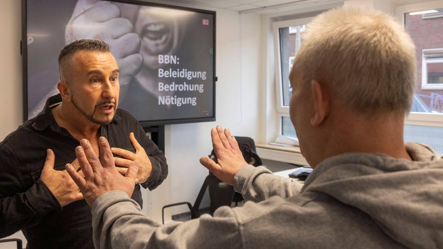 Atila Dikilitas (l) zeigt den Teilnehmern, wie hier Axel Meyer, wie Körpersprache wirkt. Foto: Helmut Fricke/dpa