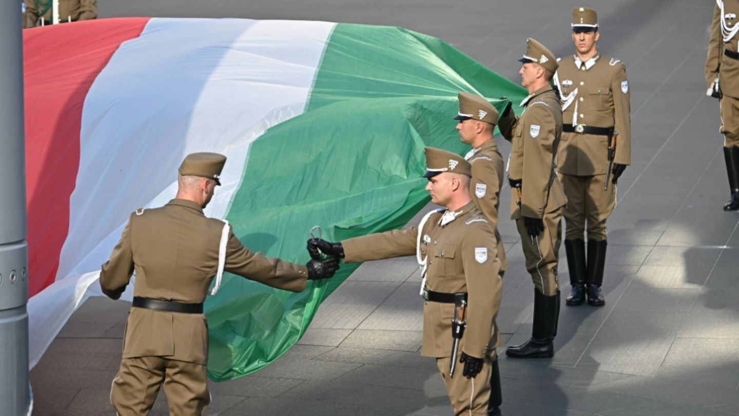 Soldaten hissen in Budapest die ungarische Flagge