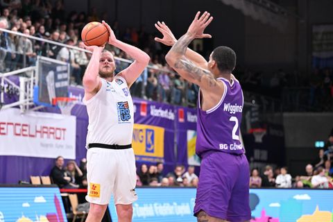 John Bryant (l) ist nicht mehr Teil des MBC-Teams und geht nach Bremerhaven. (Archivbild) Foto: Swen Pförtner/dpa
