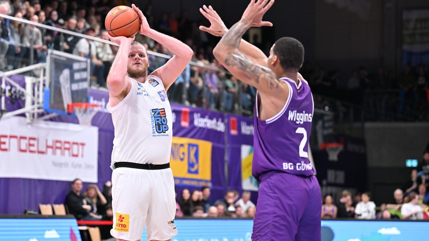 John Bryant (l) ist nicht mehr Teil des MBC-Teams und geht nach Bremerhaven. (Archivbild) Foto: Swen Pförtner/dpa