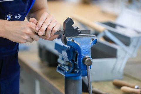 Nicht nur in der Metallindustrie bleiben viele Ausbildungsplätze unbesetzt. (Archivbild) Foto: Jan Woitas/dpa