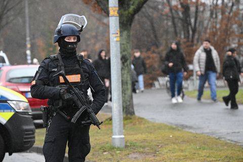 Die Polizei suchte das Gelände ab. Foto: Julian Stratenschulte/dpa