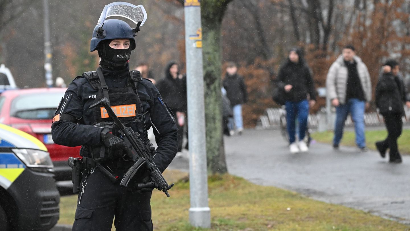 Die Polizei hat das Gelände abgesucht. Foto: Julian Stratenschulte/dpa