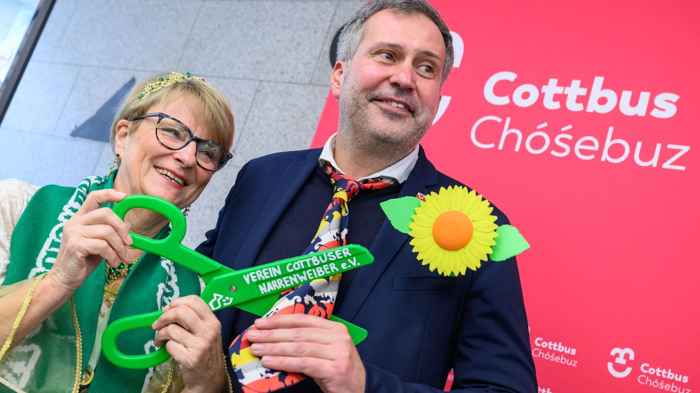 Die leuchtend bunte Krawatte des Cottbuser Oberbürgermeisters Tobias Schick (SPD) musste zur Weiberfastnacht dran glauben. Foto: